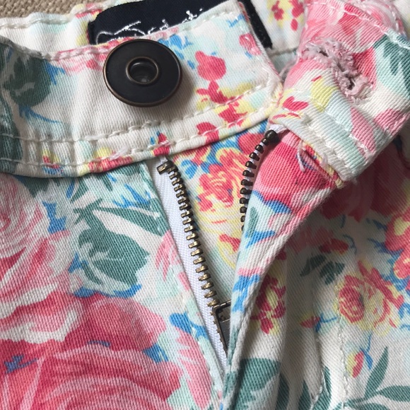 Vintage Y2K women’s low rise floral pattern shorts - Picture 7 of 9